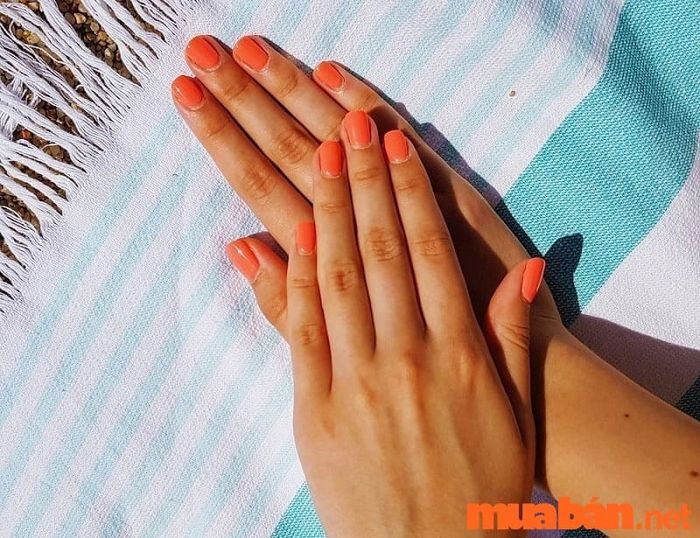 Màu cam rất phù hợp với các cô nàng có làn da ngăm