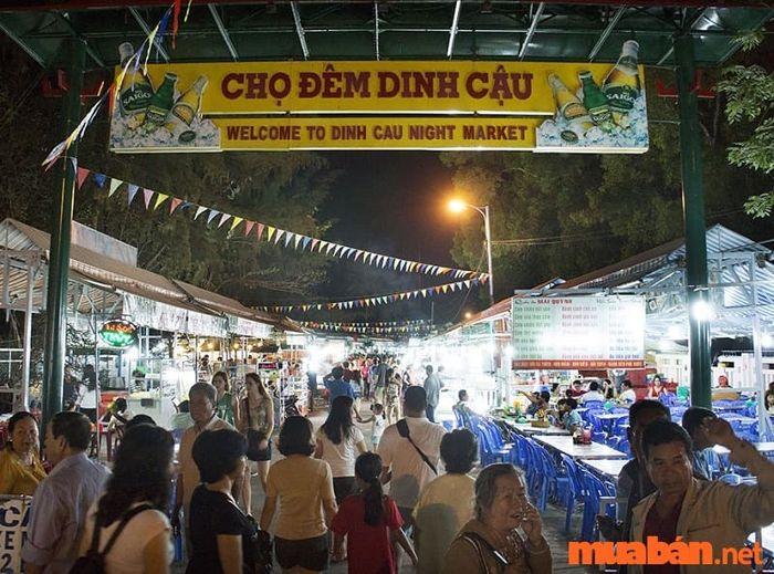 Chợ Đêm Dinh Cậu - khu chợ sôi động ở Phú Quốc vào ban đêm