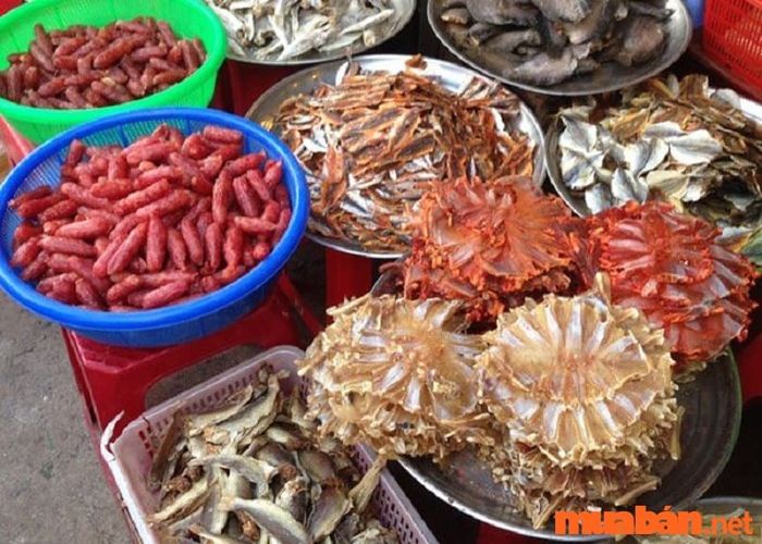 Chợ Cầu Sấu có các mặt hàng hải sản tươi sống và đồ khô phong phú