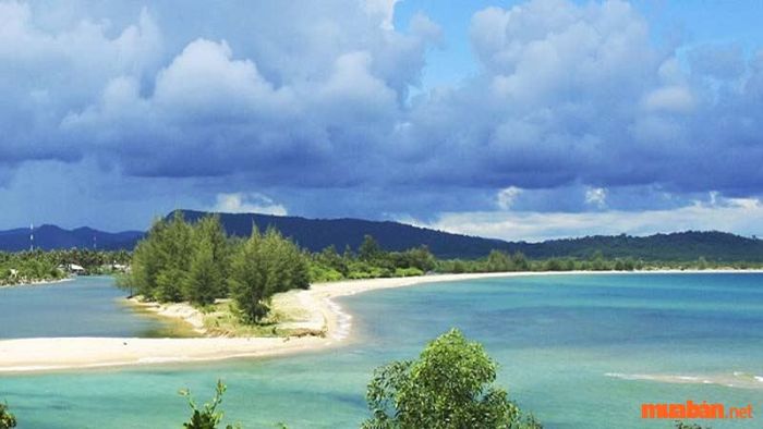Làng chài Cửa Cạn nằm giữa cánh rừng nguyên sinh