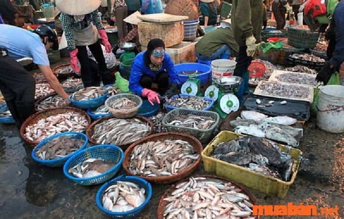 Khu vực bên ngoài chợ Dương Đông Phú Quốc