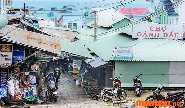 Gành Dầu là một trong những khu chợ Phú Quốc nổi bật với nét văn hóa truyền thống