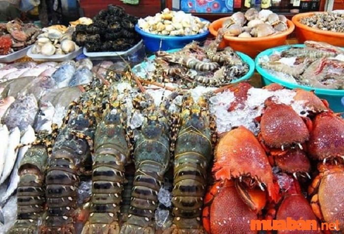 Hải sản tươi sống là mặt hàng chủ lực tại chợ Dương Đông