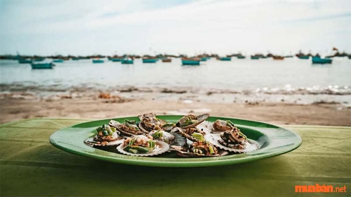 Du khách có thể thưởng thức những món hải sản giản dị cùng ngư dân tại làng chài Cửa Cạn