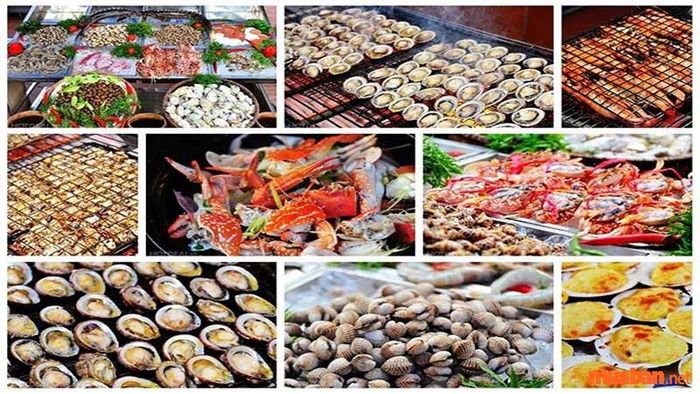 Du khách có thể thưởng thức hải sản tươi ngon tại các chợ ở làng chài Rạch Tràm