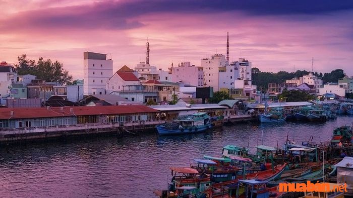 Khung cảnh làng chài Hàm Ninh lúc hoàng hôn buông xuống
