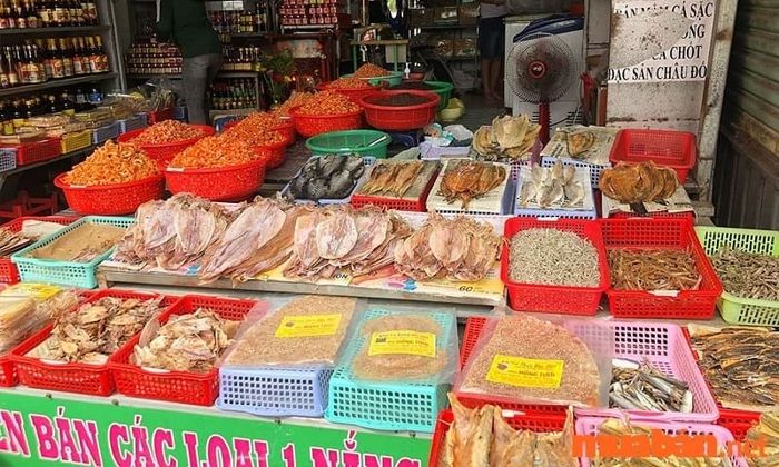 Khu vực bên trong chợ Dương Đông Phú Quốc