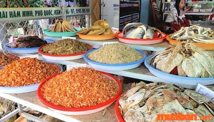 Tại chợ Hàm Ninh, du khách có thể tìm thấy nhiều đặc sản nổi tiếng của Phú Quốc