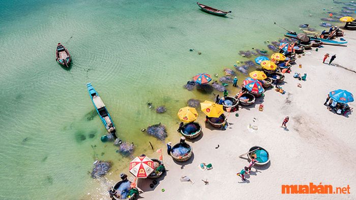 Khung cảnh sôi động tại làng chài Cửa Cạn, Phú Quốc