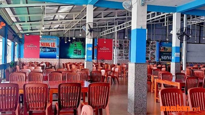 Nhà hàng Song Lê với không gian rộng rãi và nguồn hải sản được tuyển chọn rất chất lượng