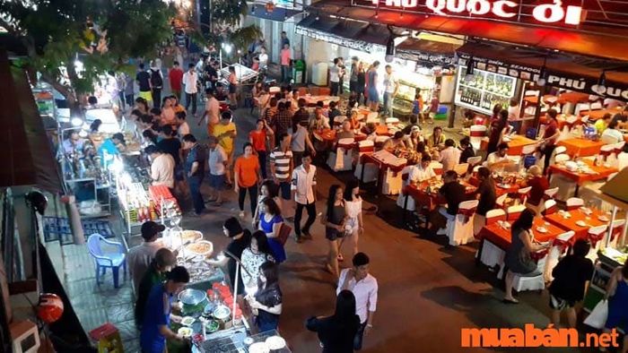 Không khí tại chợ Dinh Cậu Phú Quốc rất sôi nổi