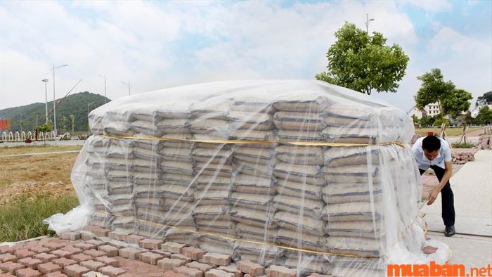 Nên hạn chế thi công nhà vào mùa mưa vì có nguy cơ hỏng vật tư xây dựng