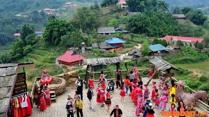 Trải nghiệm lễ hội và phong tục tập quán của người dân tộc