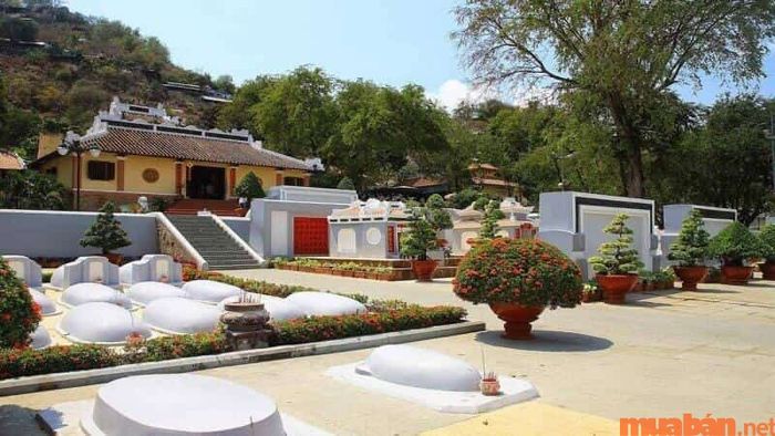 Khuôn viên của lăng rất rộng rãi.