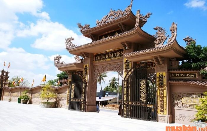 Chùa Kim Tiên là một địa điểm check-in Châu Đốc mà bạn không nên bỏ lỡ