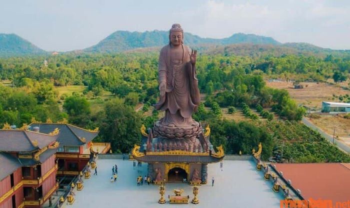 Ngôi chùa nổi bật với tượng Phật Di Đà lớn