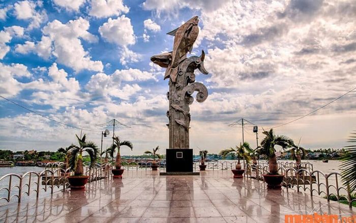 Tượng đài cá Basa là một trong những địa điểm check-in Châu Đốc mang nhiều ý nghĩa đặc biệt
