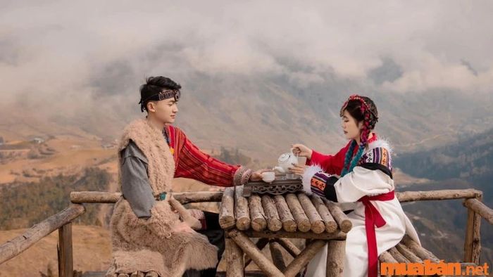 Hóa thân thành những chàng trai, cô gái dân tộc