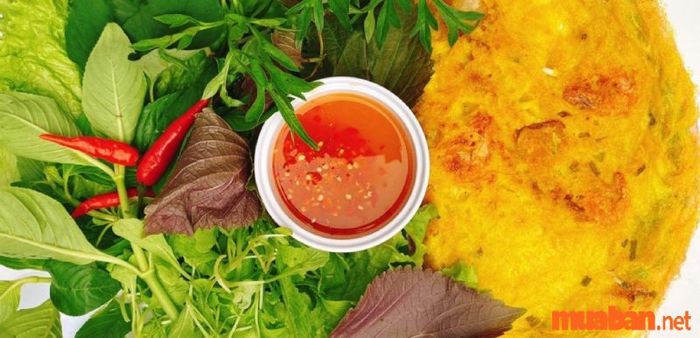 Long Xuyên có gì chơi? Bánh xèo rau rừng vừa hấp dẫn vừa giòn ngon