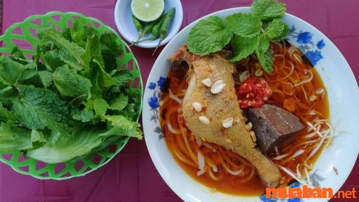 Dù chưa biết Phan Thiết có gì chơi, nhưng bạn nhất định phải thử món Mì Quảng Phan Thiết.