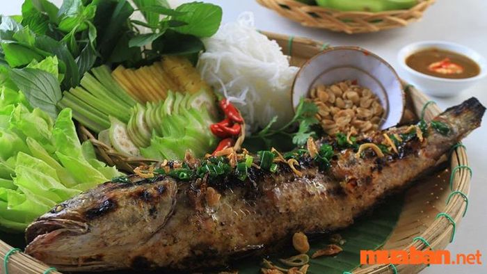 Cá lóc nướng cuốn lá sen non