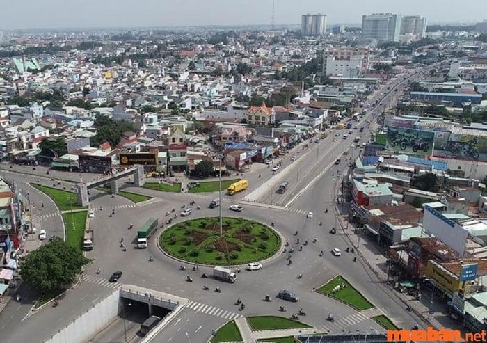 Đồng Nai là tỉnh thuộc khu vực Đông Nam Bộ, cách TP HCM khoảng 92km.
