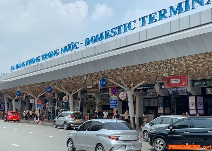 Nếu bạn ở miền Bắc hoặc miền Trung và muốn du lịch Đồng Nai, có thể đặt vé máy bay tới Tân Sơn Nhất.
