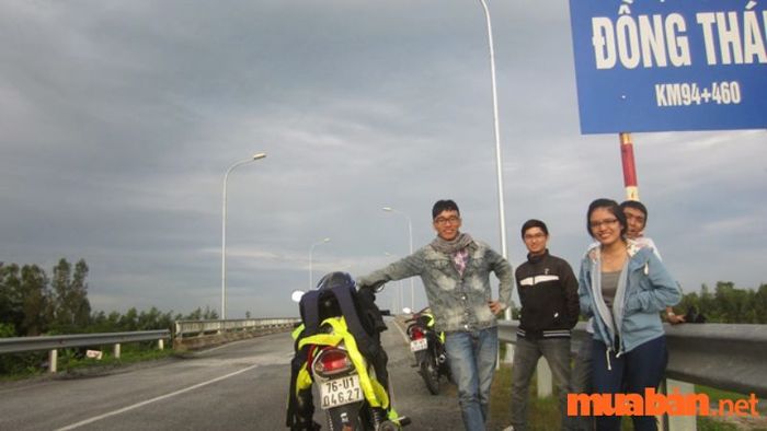 Di chuyển bằng xe máy