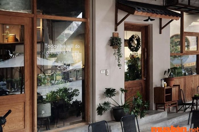 Nếu bạn đang tìm hiểu Hà Đông có gì thú vị, đừng bỏ lỡ 2 Friday Coffee với nhiều góc chụp ảnh tuyệt đẹp.