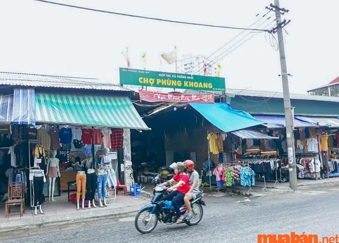 Nếu bạn đang thắc mắc Hà Đông có gì chơi, hãy thử ghé thăm Chợ Phùng Khoang.