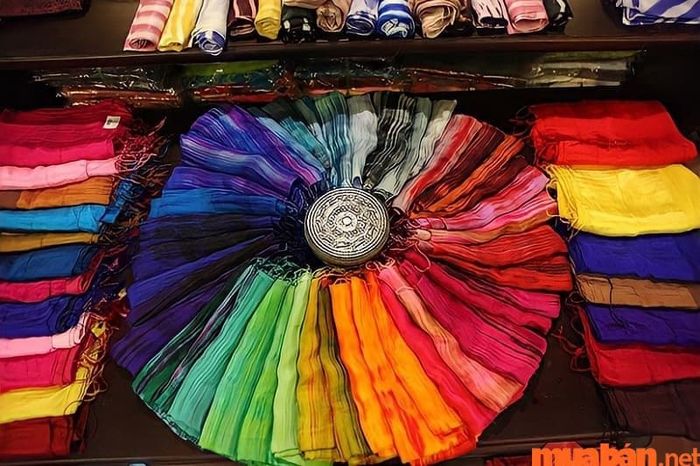 Hà Đông có gì thú vị? - Bạn có thể khám phá làng lụa Vạn Phúc.