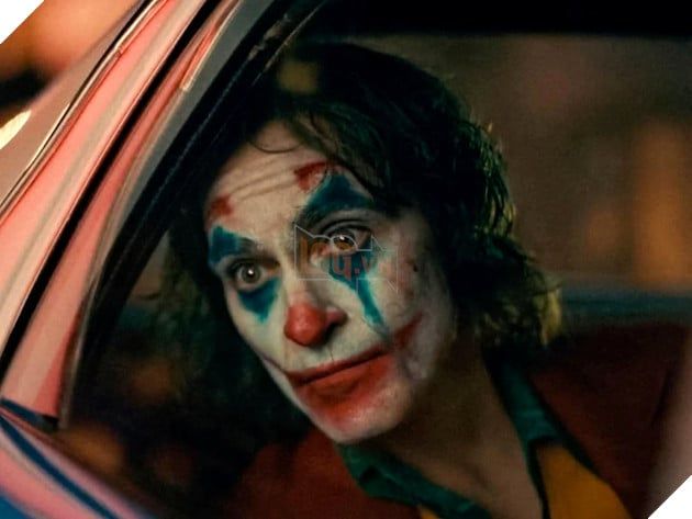 Joaquin Phoenix chia sẻ rằng Christopher Nolan từng thảo luận với anh về vai Joker trong bộ phim The Dark Knight.