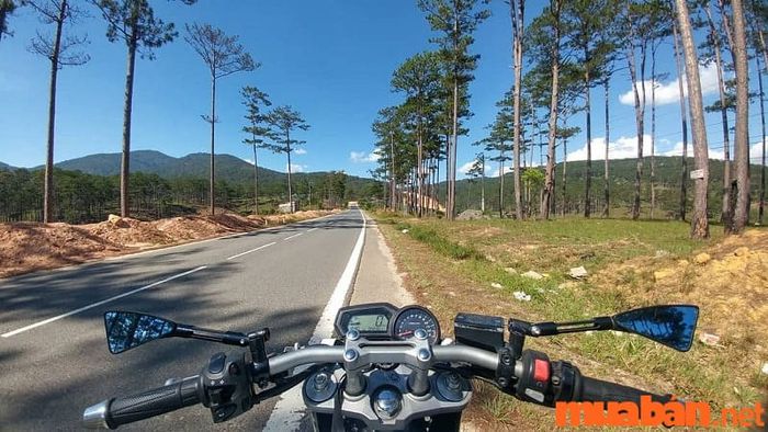 Bạn cũng có thể chọn xe máy để đi lên Đà Lạt.