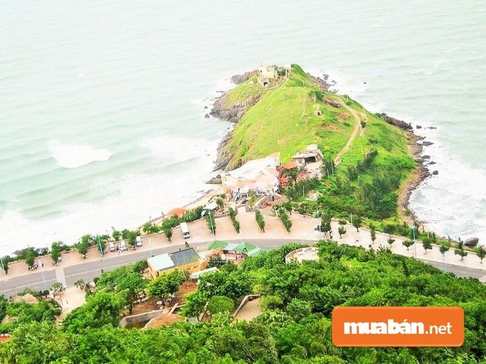 Mũi đất này luôn đón gió suốt bốn mùa, với khí hậu mát mẻ và dễ chịu.
