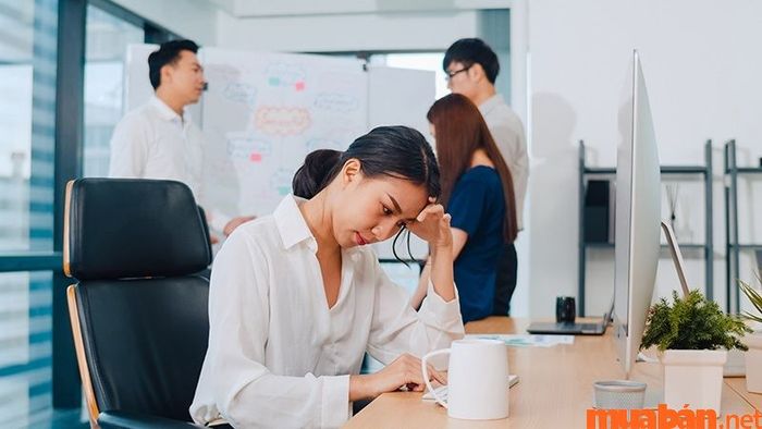 Chứng nghiện công việc sẽ khiến bạn dần xa rời các mối quan hệ xã hội.