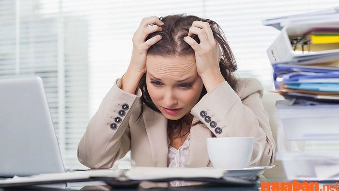Việc liên tục nghĩ về công việc sẽ khiến bạn trở nên cáu kỉnh và lo lắng...