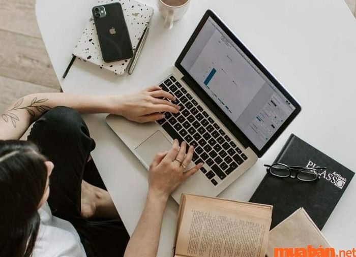 Dành thời gian cho công việc có thể giúp bạn thư giãn và giảm bớt áp lực.