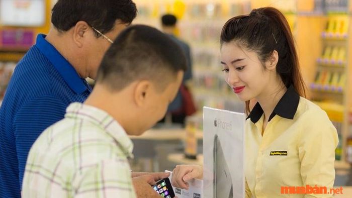 Đi cùng một người có kinh nghiệm khi mua điện thoại