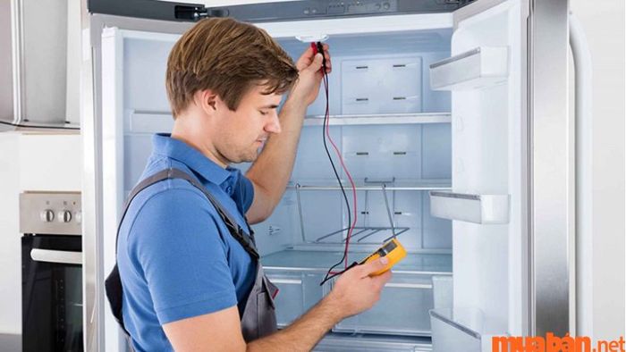 Liên hệ thợ sửa chữa khi có linh kiện tủ bị hỏng