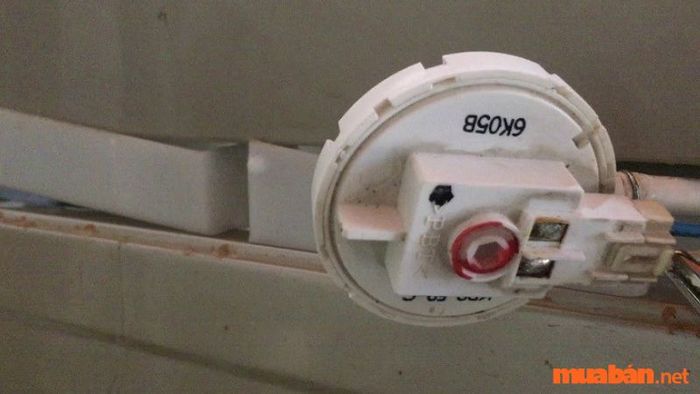 Cảm biến nước gặp sự cố hoặc có nước tràn ra ngoài