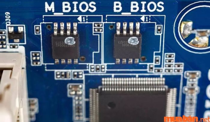 Tính năng cuối cùng của BIOS là quản lý hoạt động của các thiết bị ngoại vi.