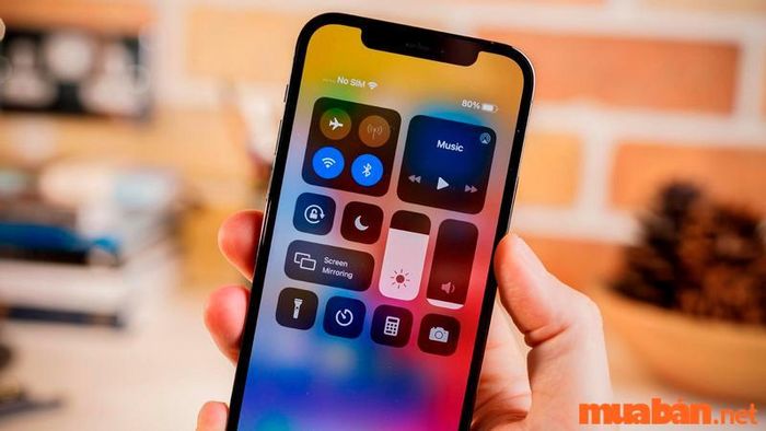 Một cách đơn giản để khắc phục tình trạng loa Iphone nhỏ khi nghe điện thoại là tăng âm lượng điện thoại lên.