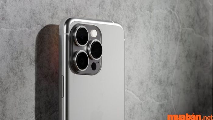 Khung viền titanium trên iPhone 15 Pro Max.