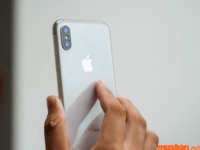 Gõ nhẹ vào mặt sau của iPhone X