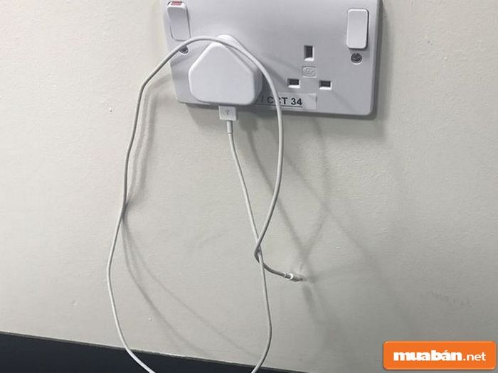 Có cần thiết phải sạc pin 8 tiếng cho điện thoại mới không?