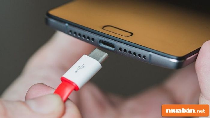 Có cần phải sạc pin trong 8 tiếng không?