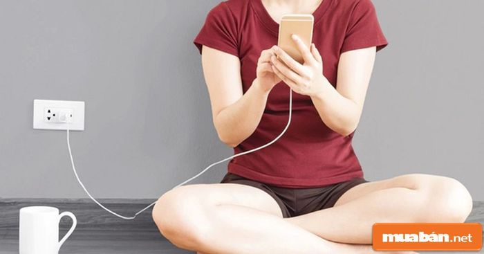 Điện thoại mới mua có cần sạc pin trong 8 tiếng hay không?