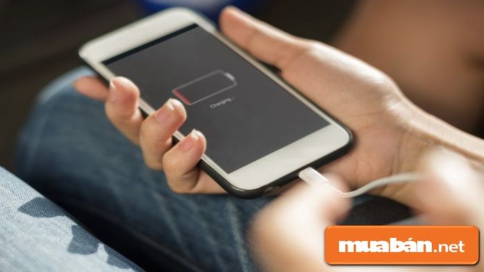 Có cần sạc pin 8 tiếng không?
