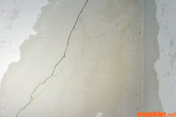 Dễ bị thấm nước mưa ở khu vực tường liền kề.
