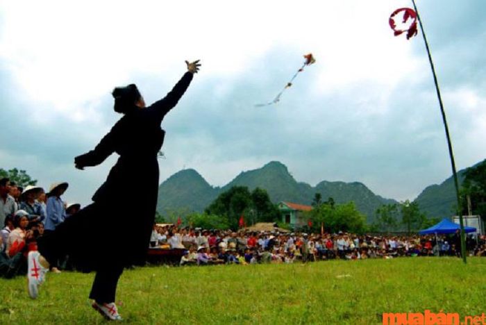 Khi đến bản Lao Chải Tả Van, bạn nên tham gia vào các lễ hội văn hóa của người đồng bào.